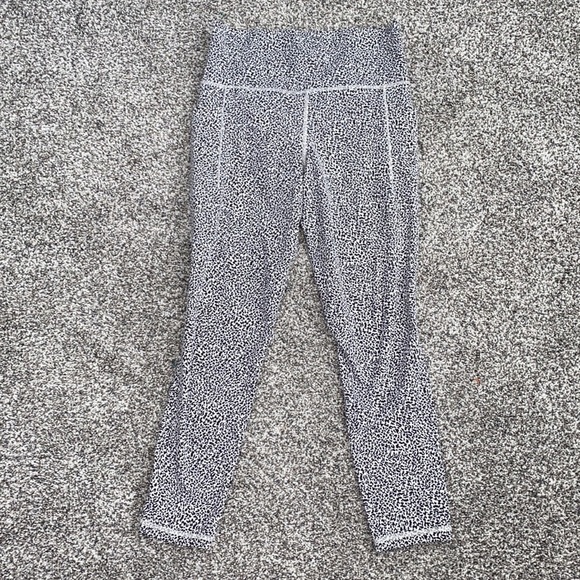 Athleta Salutation Stash Black White Leopard Textured Pocket 7/8 Tights - Picture 4 of 8